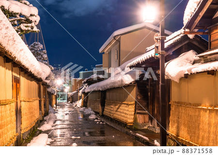 《石川県》雪化粧の長町武家屋敷跡・冬の金沢 88371558