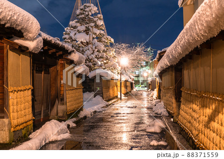 《石川県》雪化粧の長町武家屋敷跡・冬の金沢 88371559