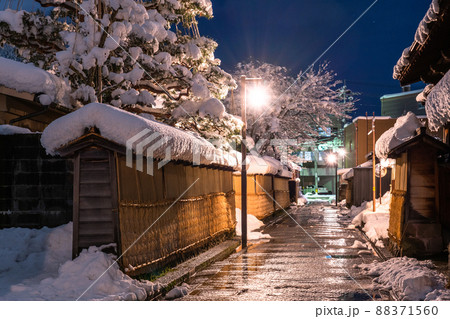 《石川県》雪化粧の長町武家屋敷跡・冬の金沢 88371560