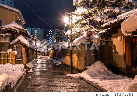 《石川県》雪化粧の長町武家屋敷跡・冬の金沢 88371561