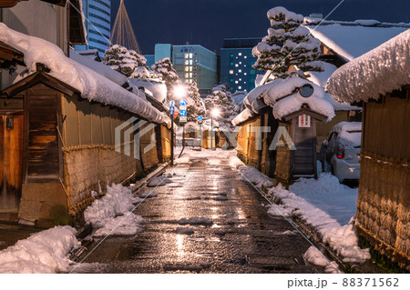《石川県》雪化粧の長町武家屋敷跡・冬の金沢 88371562