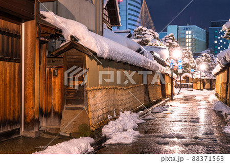 《石川県》雪化粧の長町武家屋敷跡・冬の金沢 88371563