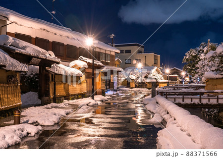 《石川県》雪化粧の長町武家屋敷跡・冬の金沢 88371566