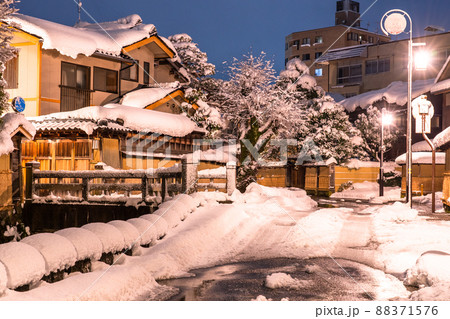 《石川県》雪化粧の長町武家屋敷跡・冬の金沢 88371576