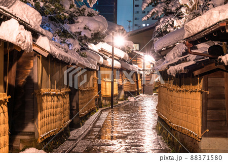 《石川県》雪化粧の長町武家屋敷跡・冬の金沢 88371580