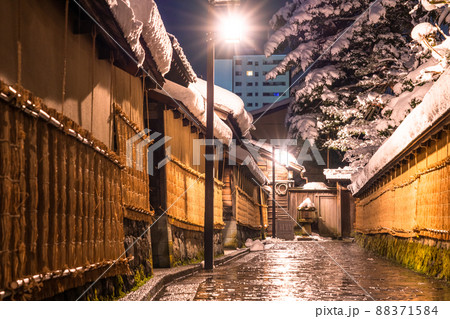 《石川県》雪化粧の長町武家屋敷跡・冬の金沢 《石川県》雪化粧の長町武家屋敷跡・冬の金沢 88371584