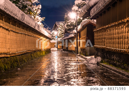 《石川県》雪化粧の長町武家屋敷跡・冬の金沢 88371593