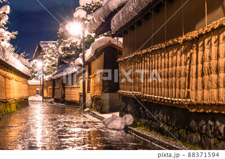 《石川県》雪化粧の長町武家屋敷跡・冬の金沢 88371594