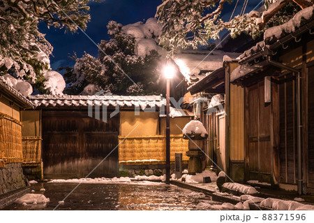 《石川県》雪化粧の長町武家屋敷跡・冬の金沢 《石川県》雪化粧の長町武家屋敷跡・冬の金沢 88371596