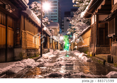 《石川県》雪化粧の長町武家屋敷跡・冬の金沢 《石川県》雪化粧の長町武家屋敷跡・冬の金沢 88371599