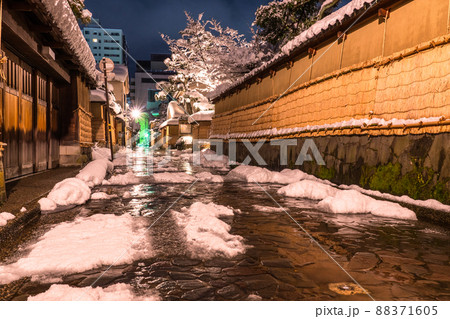 《石川県》雪化粧の長町武家屋敷跡・冬の金沢 88371605