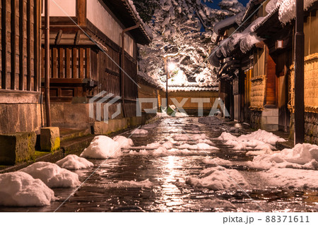 《石川県》雪化粧の長町武家屋敷跡・冬の金沢 88371611