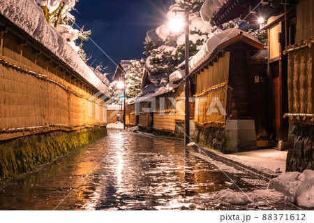 《石川県》雪化粧の長町武家屋敷跡・冬の金沢 88371612