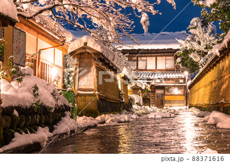 《石川県》雪化粧の長町武家屋敷跡・冬の金沢 88371616