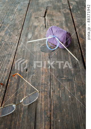 毛糸玉と編み針とメガネ 毛糸玉と編み針とメガネ 88371942