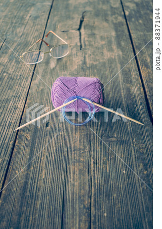 毛糸玉と編み針とメガネ 毛糸玉と編み針とメガネ 88371944