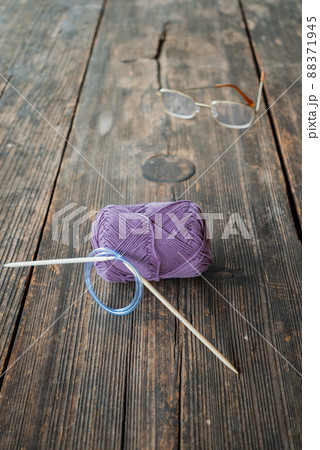 毛糸玉と編み針とメガネ 毛糸玉と編み針とメガネ 88371945