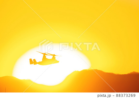 夕暮の中を飛行するオスプレイ 88373269