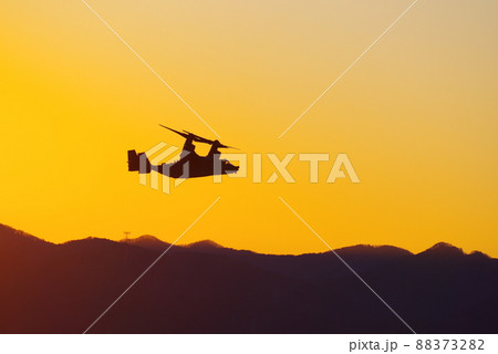夕暮の中を飛行するオスプレイ 88373282