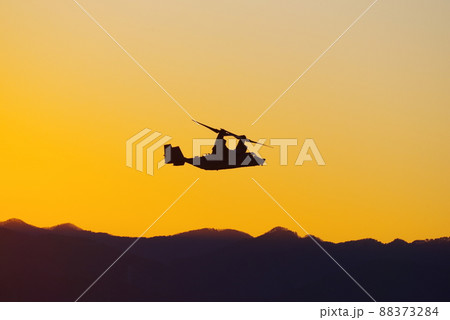 夕暮の中を飛行するオスプレイ 88373284