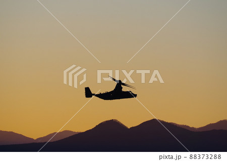 夕暮の中を飛行するオスプレイ 夕暮の中を飛行するオスプレイ 88373288