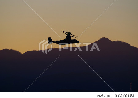 夕暮の中を飛行するオスプレイ 夕暮の中を飛行するオスプレイ 88373293