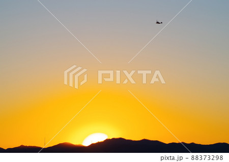 夕暮の中を飛行するオスプレイ 88373298