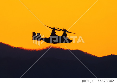 夕暮の中を飛行するオスプレイ 88373382
