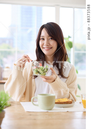 朝食をとる女性 朝食をとる女性 88373588