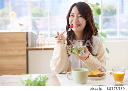 朝食をとる女性 朝食をとる女性 88373589
