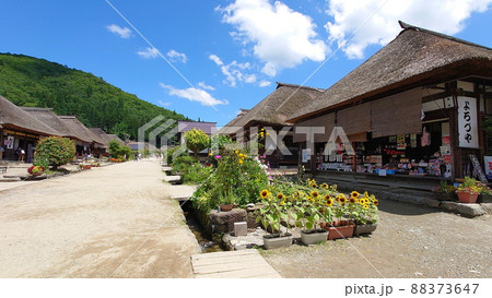 ひまわりが咲く夏の福島県会津大内宿の宿場町風景 88373647