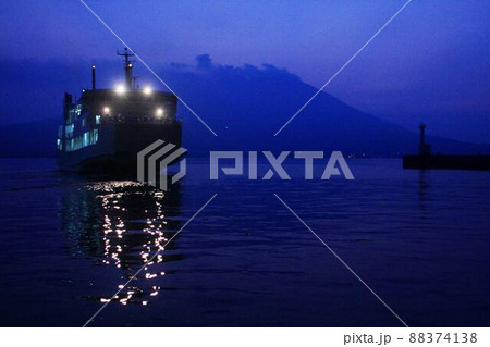 夏の夜明け前の桜島をバックに鹿児島港を出港するフェリー 88374138