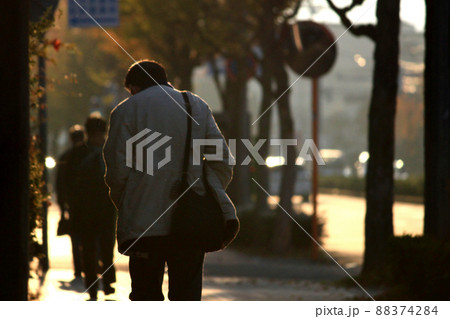 冬の朝、男性の後ろ姿の写真 88374284