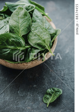fresh spinach leaves in a bowl 88374455