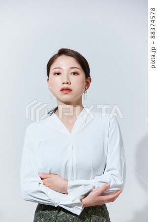 ビジネスカジュアルの若い女性 ビジネスカジュアルの若い女性 88374578