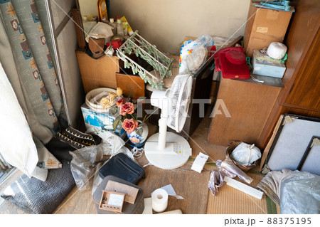 散らかった部屋(遺品整理) 散らかった部屋(遺品整理) 88375195