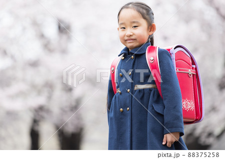 小学校に入学する女の子 88375258