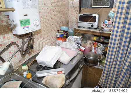 散らかった部屋の台所(遺品整理) 散らかった部屋の台所(遺品整理) 88375405