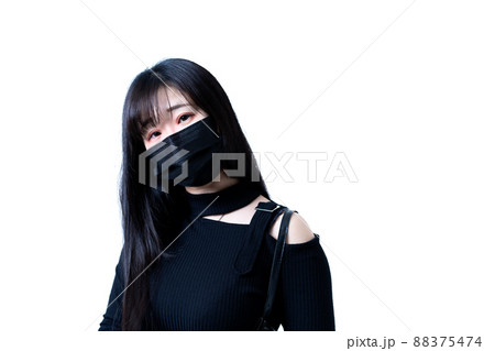 マスクをした女性 88375474