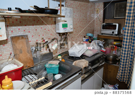 散らかった部屋の台所(遺品整理) 散らかった部屋の台所(遺品整理) 88375568