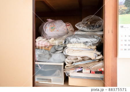 散らかった部屋の押入れ（遺品整理） 88375571