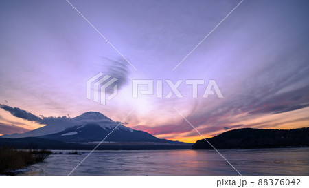 (山梨県)夕暮れ空と富士山のシルエット・山中湖 (山梨県)夕暮れ空と富士山のシルエット・山中湖 88376042