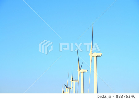 渥美半島、一直線に立ち並ぶ風車の風景 88376346