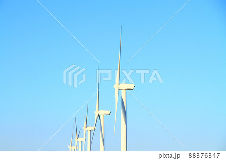 渥美半島、一直線に立ち並ぶ風車の風景 88376347