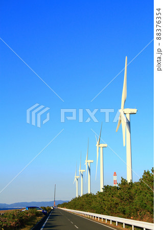 渥美半島、一直線に立ち並ぶ風車の風景 88376354