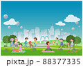 爽やかな夏の公園でくつろぐ人々 88377335
