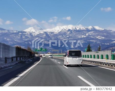 高速道路　ドライブ　晴れ　吾妻小富士　浄土平　一切経山　冬 88377642