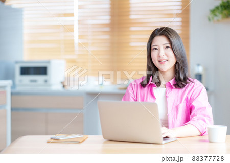 リビングでテレワークをする若い女性 リビングでテレワークをする若い女性 88377728