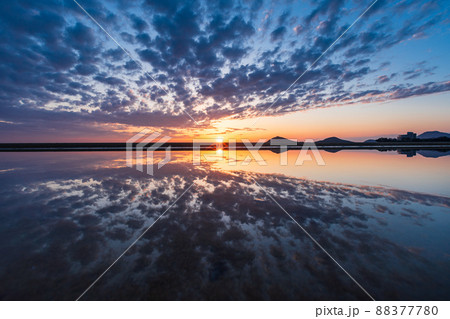 香川県三豊市にある日本のウユニ塩湖と呼ばれて人気のある父母ヶ浜の夕景 88377780