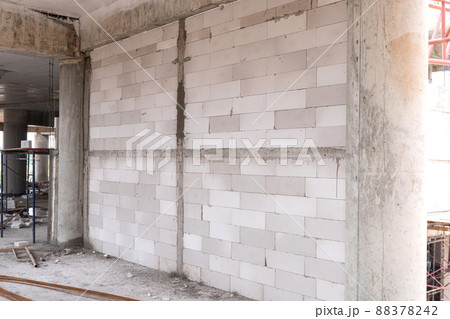 Aerated bricks in construction. The walls are made of lightweight bricks. The walls of most buildings use economical and economical materials. 88378242